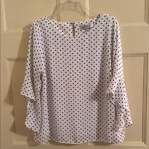 Kasper Boxy White and Black Blouse with Flutter Sleeves